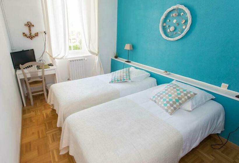 Номер Стандарт, Auberge De La Cauquiere