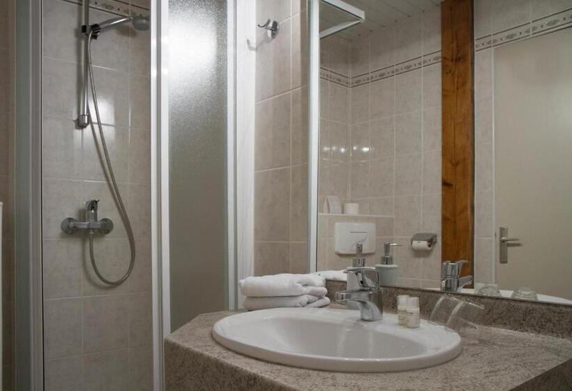 חדר סטנדרט לשלושה, Kieffer