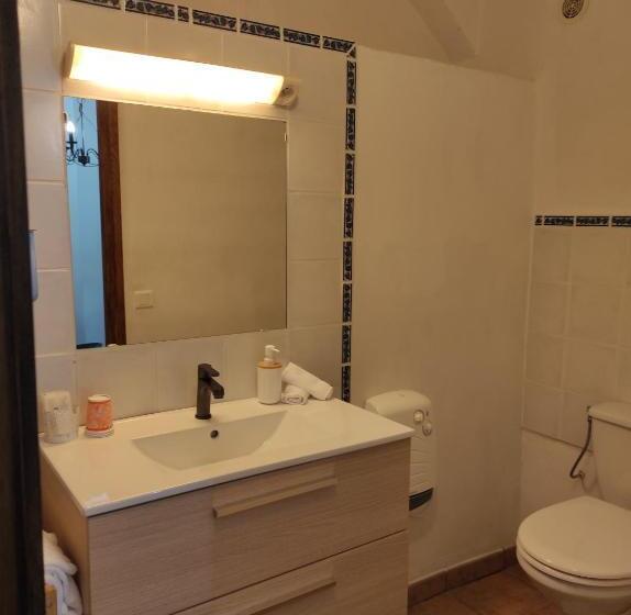 스탠다드 트리플 룸, Logis Hôtel Restaurant Gîte La Bastide Du Vébron