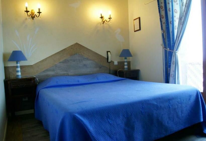 غرفة قياسية مطلّة علي البحر, Aux Trois Jean