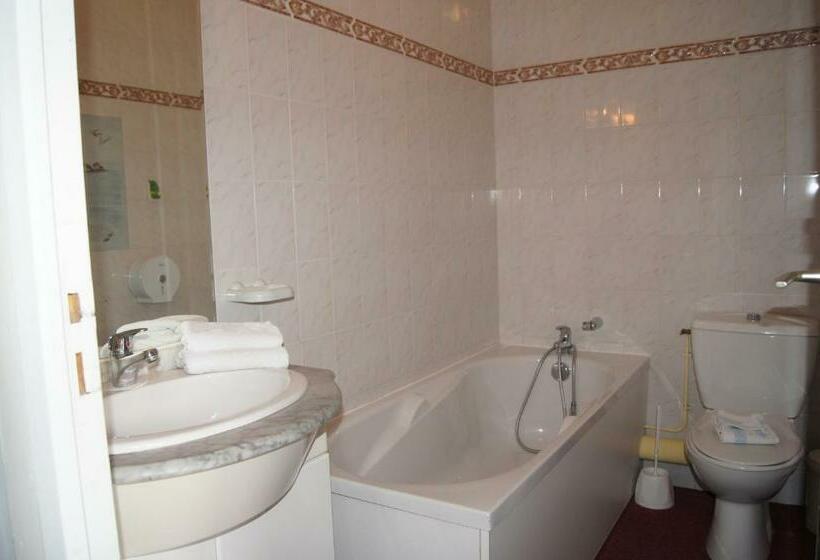 غرفة قياسية رباعية, Aux Trois Jean