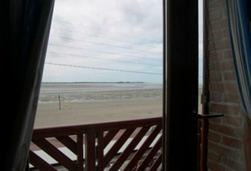 غرفة قياسية مطلّة علي البحر, Aux Trois Jean