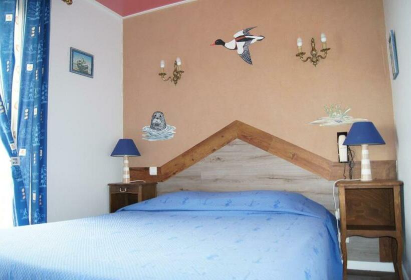 غرفة قياسية مطلّة علي البحر, Aux Trois Jean