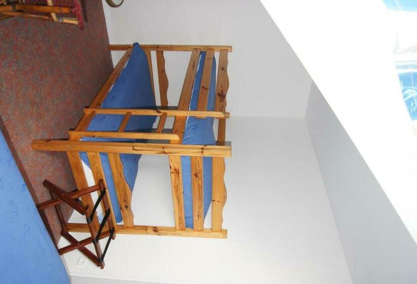 غرفة قياسية رباعية, Aux Trois Jean