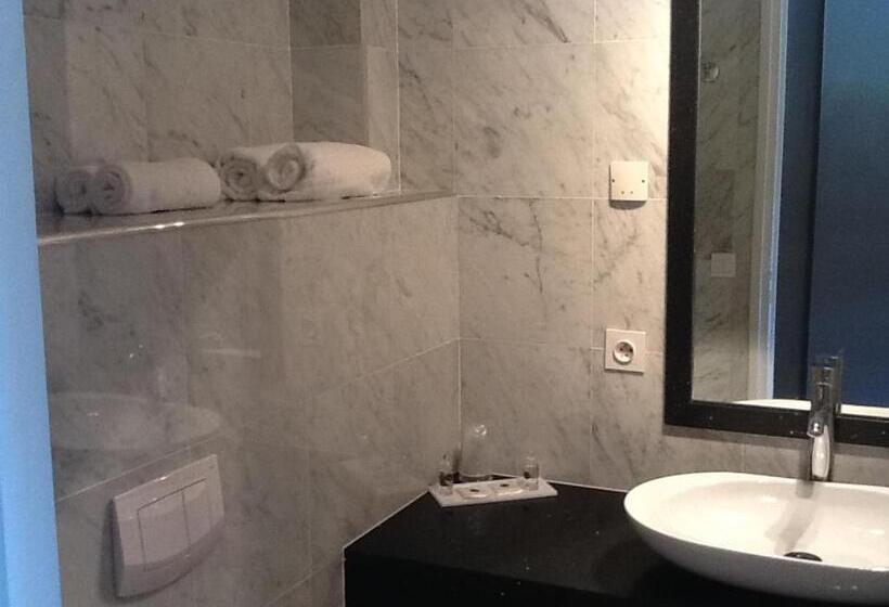 Номер Стандарт с Балконом, Hôtel Les Deux Lions