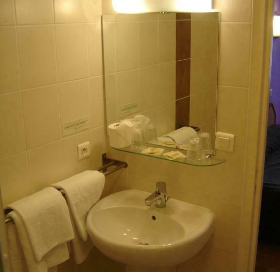 4인용 스탠다드 룸, Restaurant Du Lauragais Logis De France