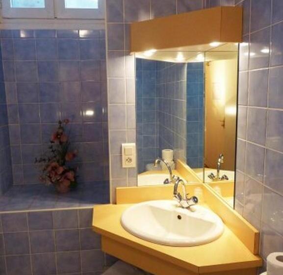 חדר סטנדרט לשלושה, Hôtel Restaurant Du Pont Vieux