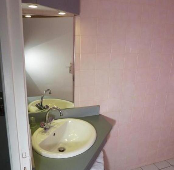 חדר סטנדרט לארבעה, Hôtel Restaurant Du Pont Vieux