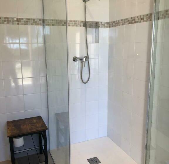 חדר משפחתי נוף לים, La Cigale