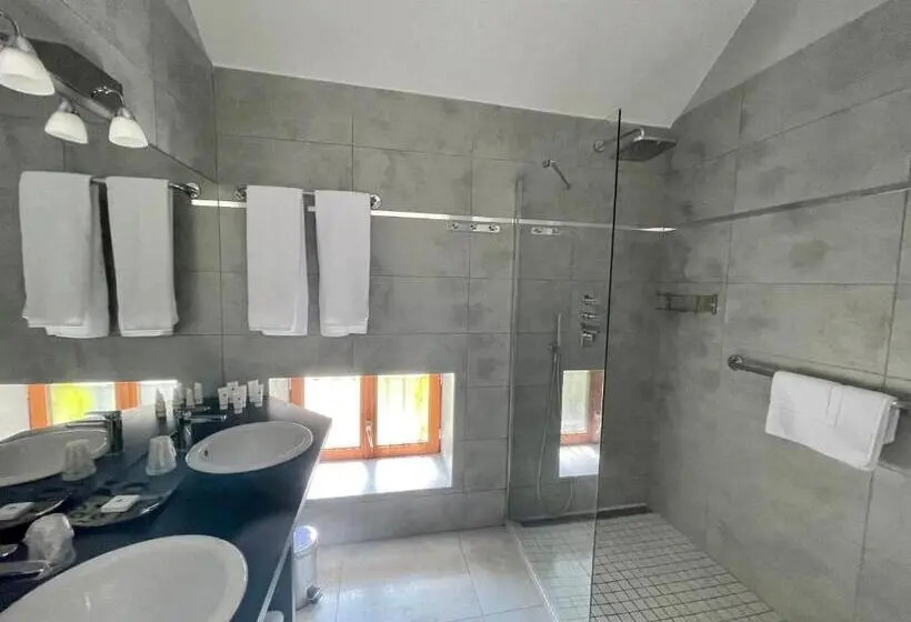 Perhehuoneisto, Auberge Côté Rivière