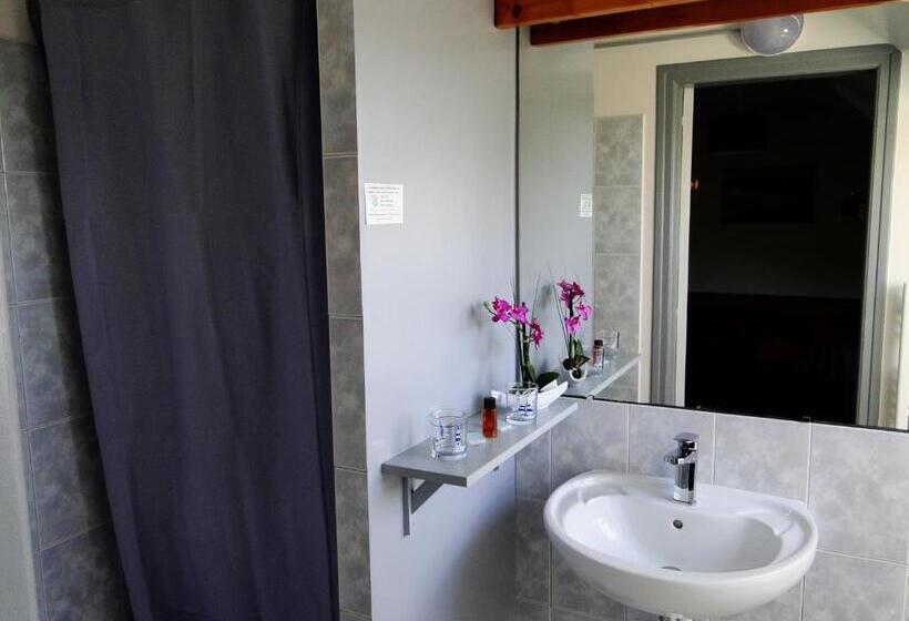 庭の見えるスタンダードトリプルルーム, Aux Tamaris