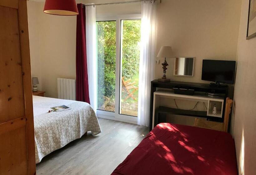 غرفة قياسية ثلاثية مطلة علي الحديقة, Aux Tamaris