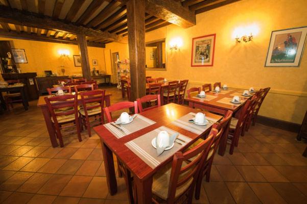 غرفة قياسية, De La Halle