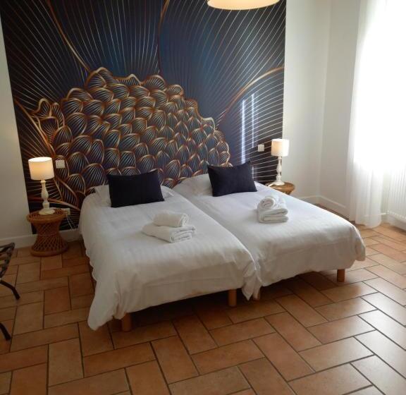 غرفة قياسية, De La Halle