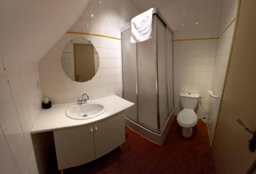 Standard Kolmen Hengen Huone, De La Halle