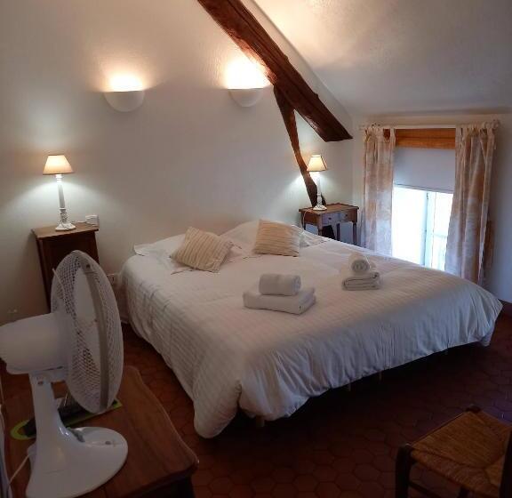 غرفة قياسية ثلاثية, De La Halle