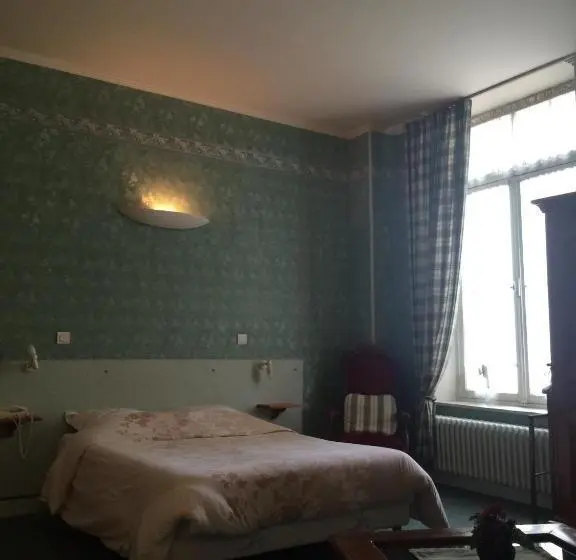 Perhesviitti, Hôtel De Paris