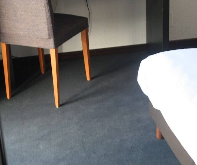 Номер Комфорт, Hôtel Majuscule