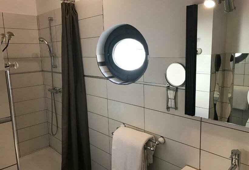 Pokój Rodzinny, La Rapière