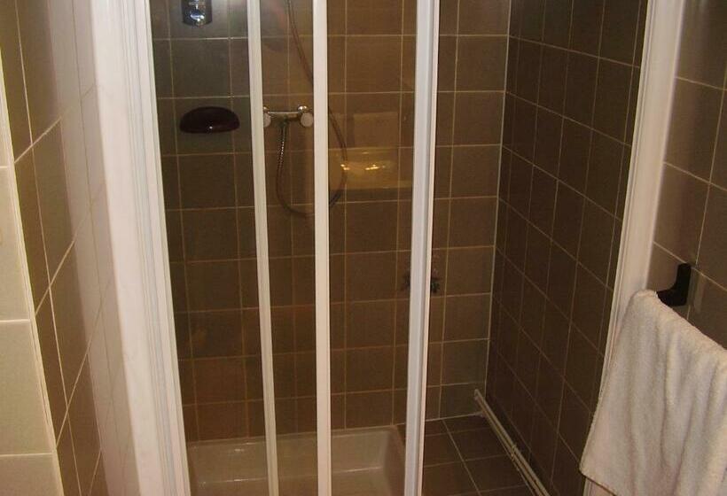 חדר סטנדרט לשלושה, Le Connetable