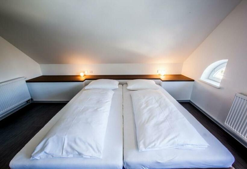 小型套房, Achtender