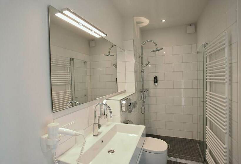 基本间, Achtender