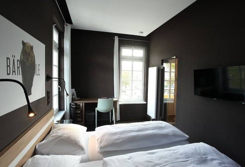 标准间, Achtender