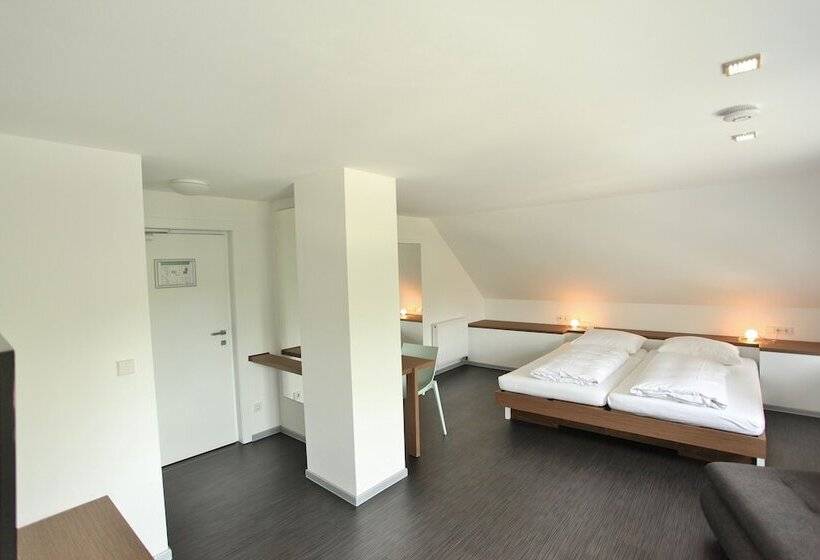 小型套房, Achtender