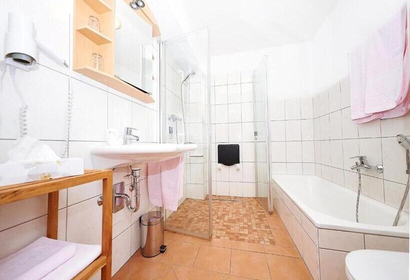 スタンダードトリプルルーム, Alt Cues