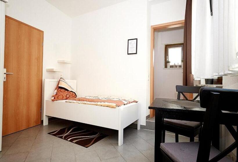 スタンダードトリプルルーム, Alt Cues