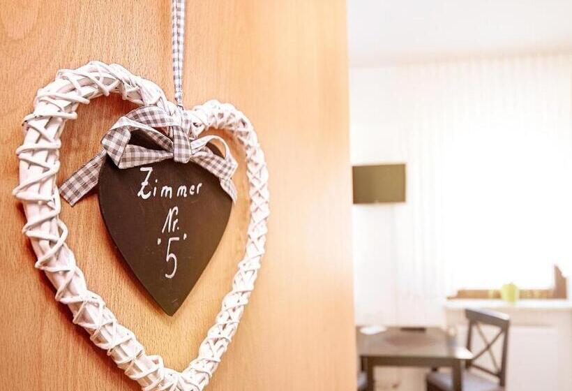 スタンダードトリプルルーム, Alt Cues