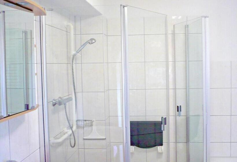 スタンダードトリプルルーム, Alt Cues