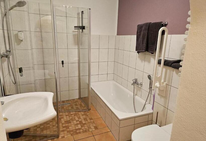 スタンダードトリプルルーム, Alt Cues