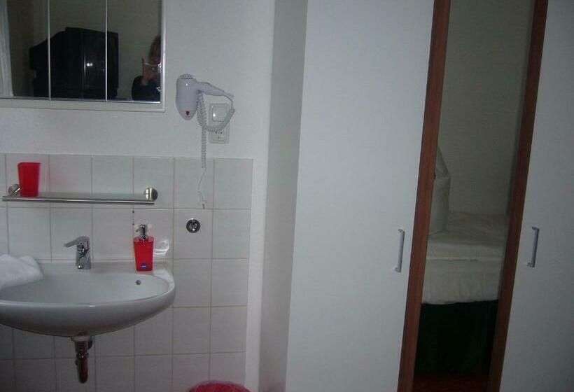 标准单人间, Am Wildpark