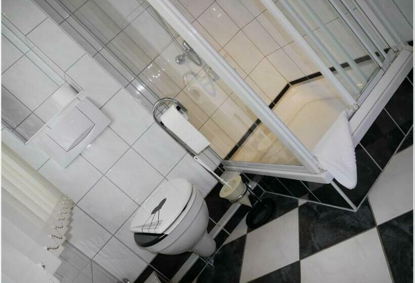 ジュニアスイート, Oma's Küche & Quartier