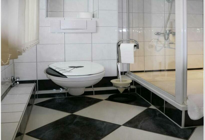 ジュニアスイート, Oma's Küche & Quartier