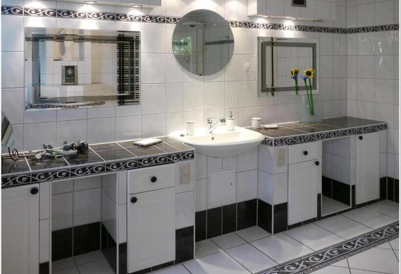 ジュニアスイート, Oma's Küche & Quartier