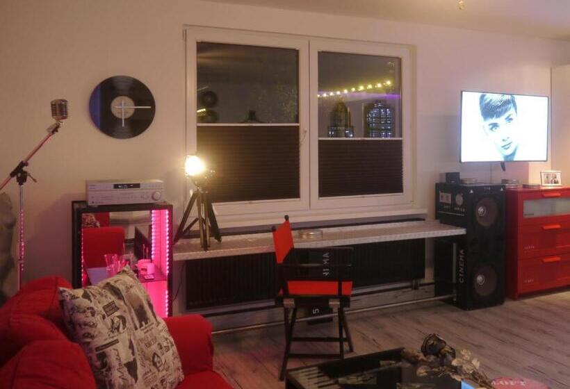 ジュニアスイート, Oma's Küche & Quartier