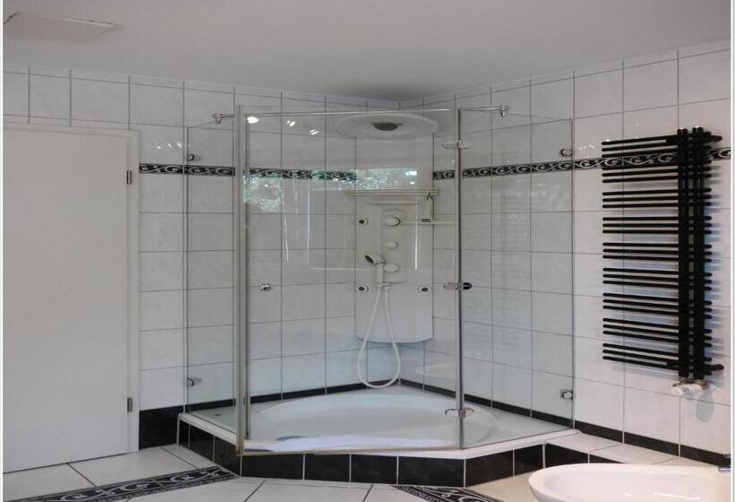 ジュニアスイート, Oma's Küche & Quartier