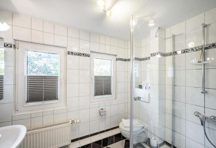 ジュニアスイート, Oma's Küche & Quartier