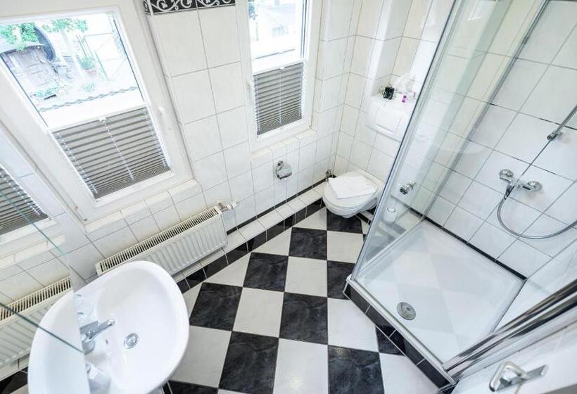 Полулюкс, Oma's Küche & Quartier