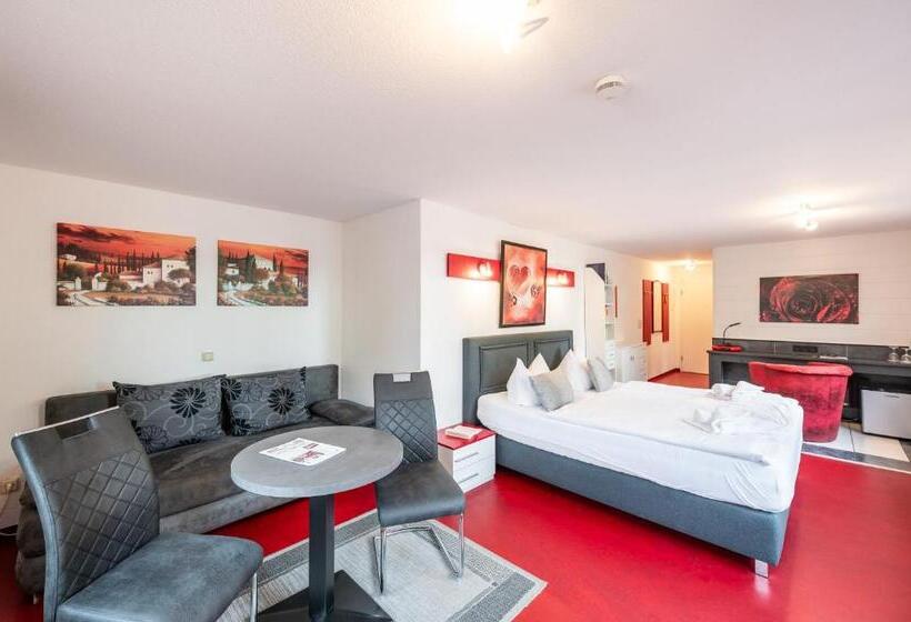 ジュニアスイート, Oma's Küche & Quartier