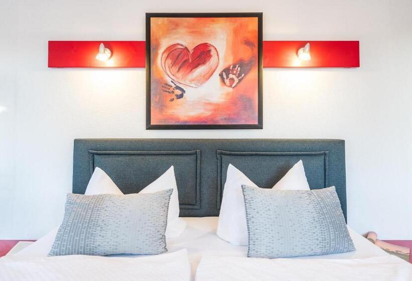 Полулюкс, Oma's Küche & Quartier