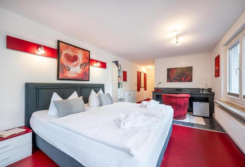 ジュニアスイート, Oma's Küche & Quartier