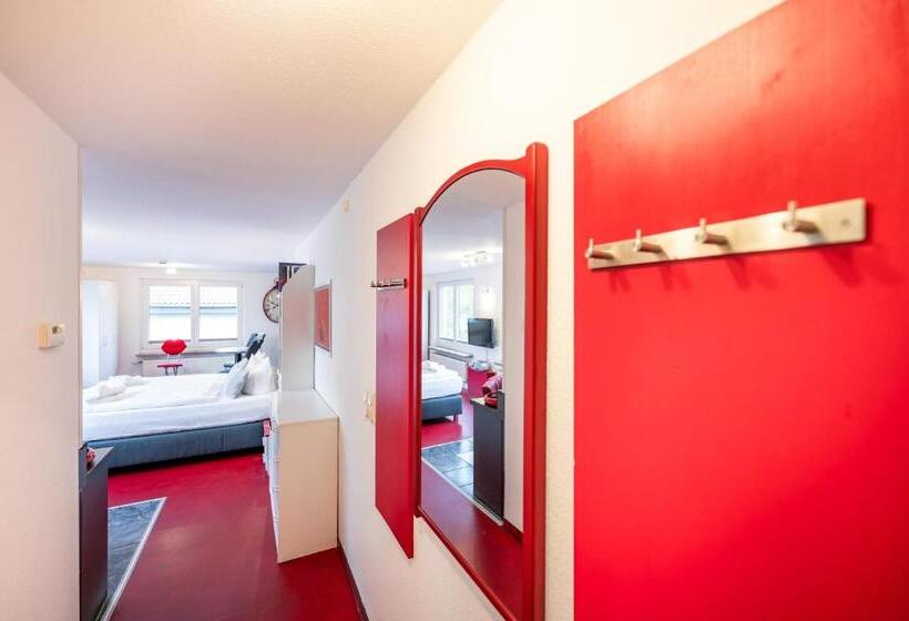 ジュニアスイート, Oma's Küche & Quartier