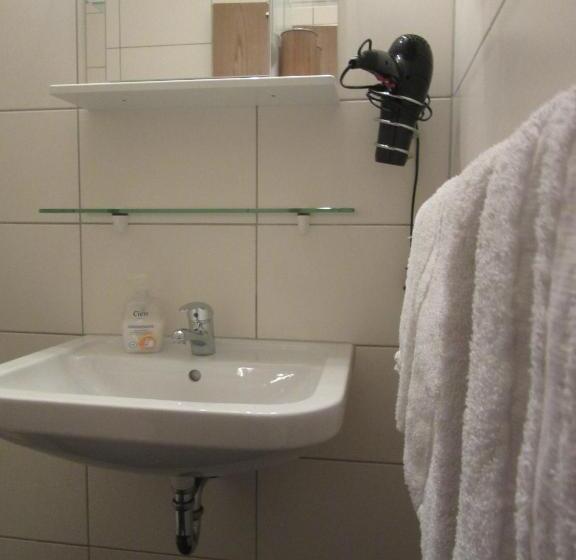 标准三人间, Restaurant Jonkhans