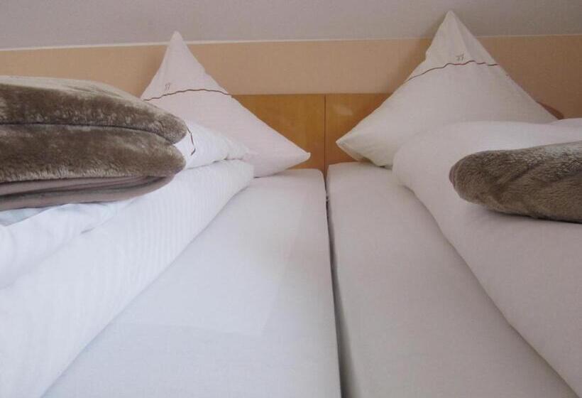 标准三人间, Restaurant Jonkhans