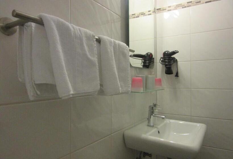 标准三人间, Restaurant Jonkhans