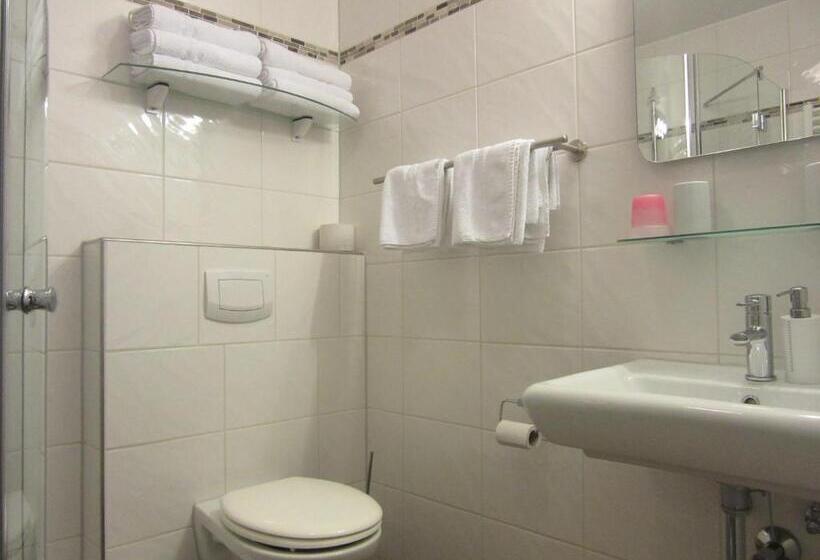 标准三人间, Restaurant Jonkhans