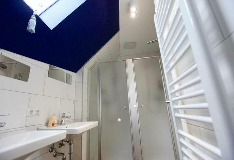 اتاق استاندارد با سرویس بهداشتی مشترک, Old Kings Design Hostel